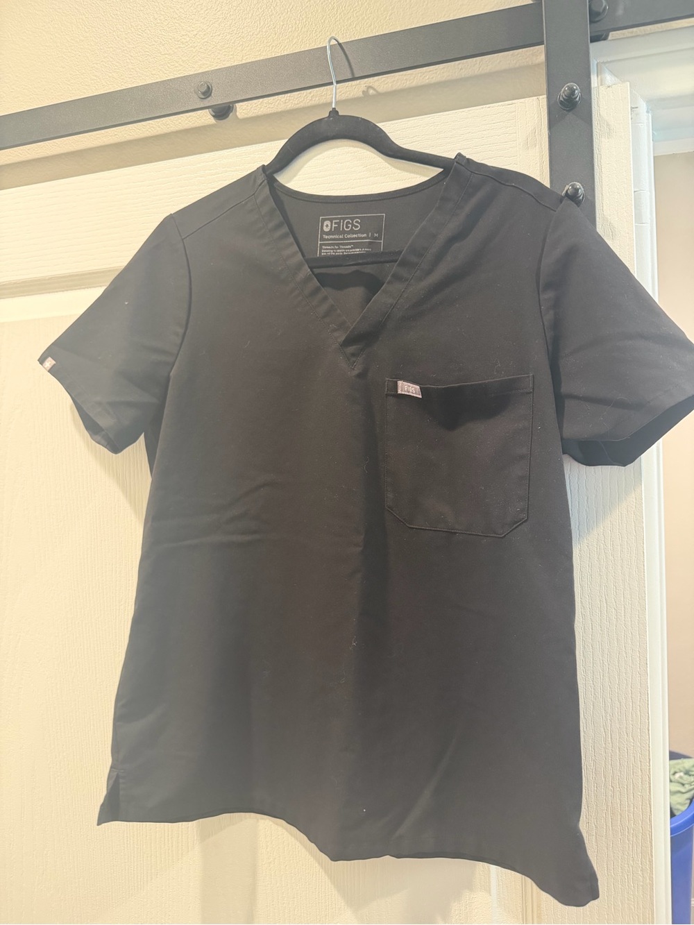 FIGS Womens Black V-Neck Pocket Short Sleeve Shirt